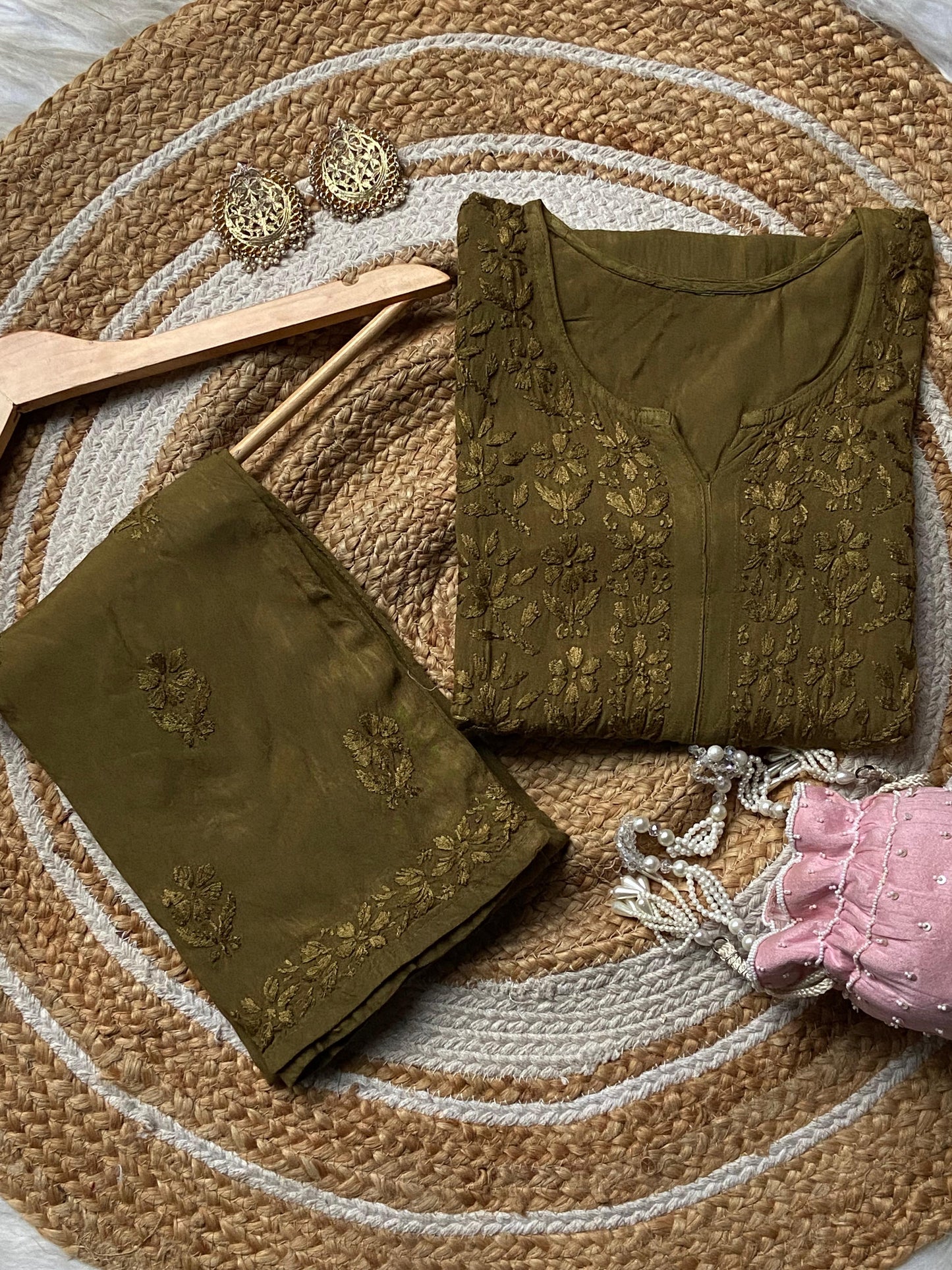 Soft hues, strong impressions.
This Chikankari set is your perfect pick for subtle elegance and all-day comfort — a classic you’ll keep coming back to. 🌸