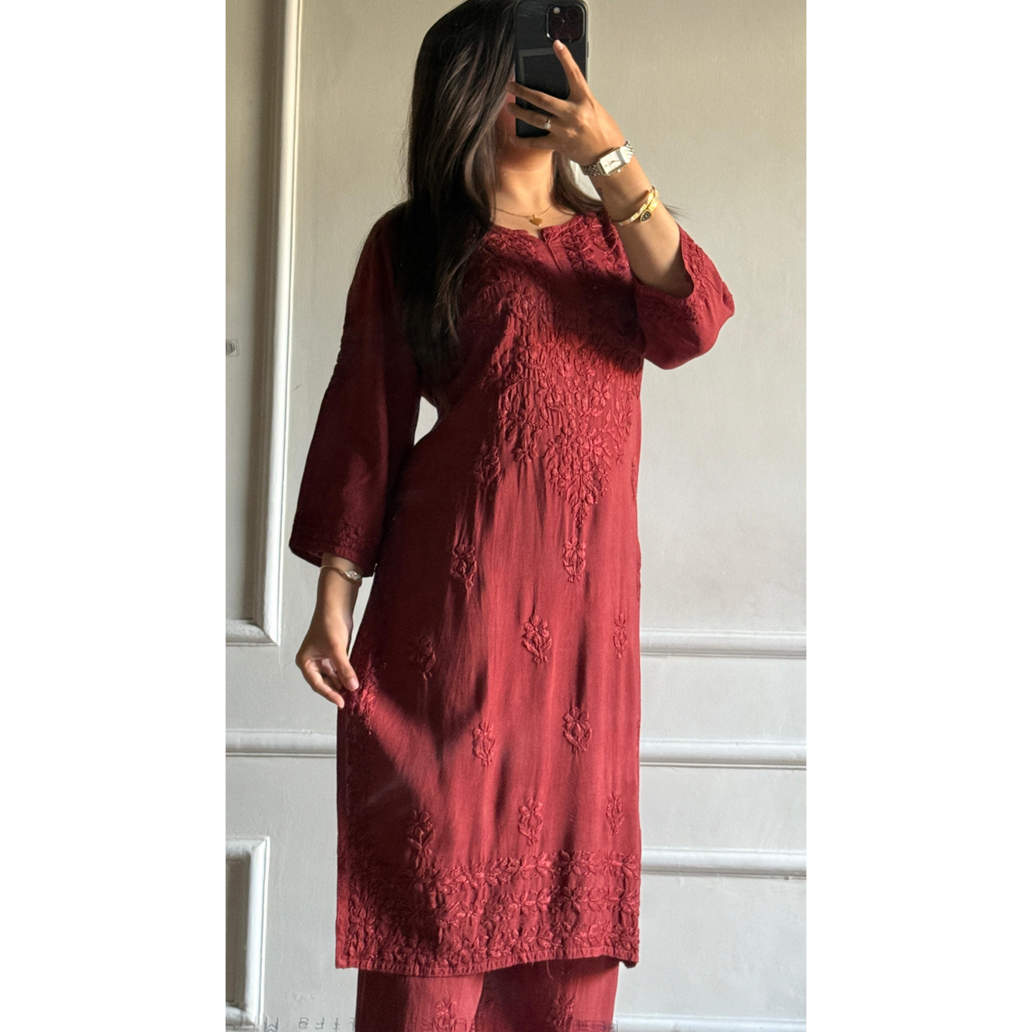 Where tradition meets trend.
This beautifully crafted Chikankari set brings timeless embroidery to your modern wardrobe — effortless, elegant, and always in style. 🌼