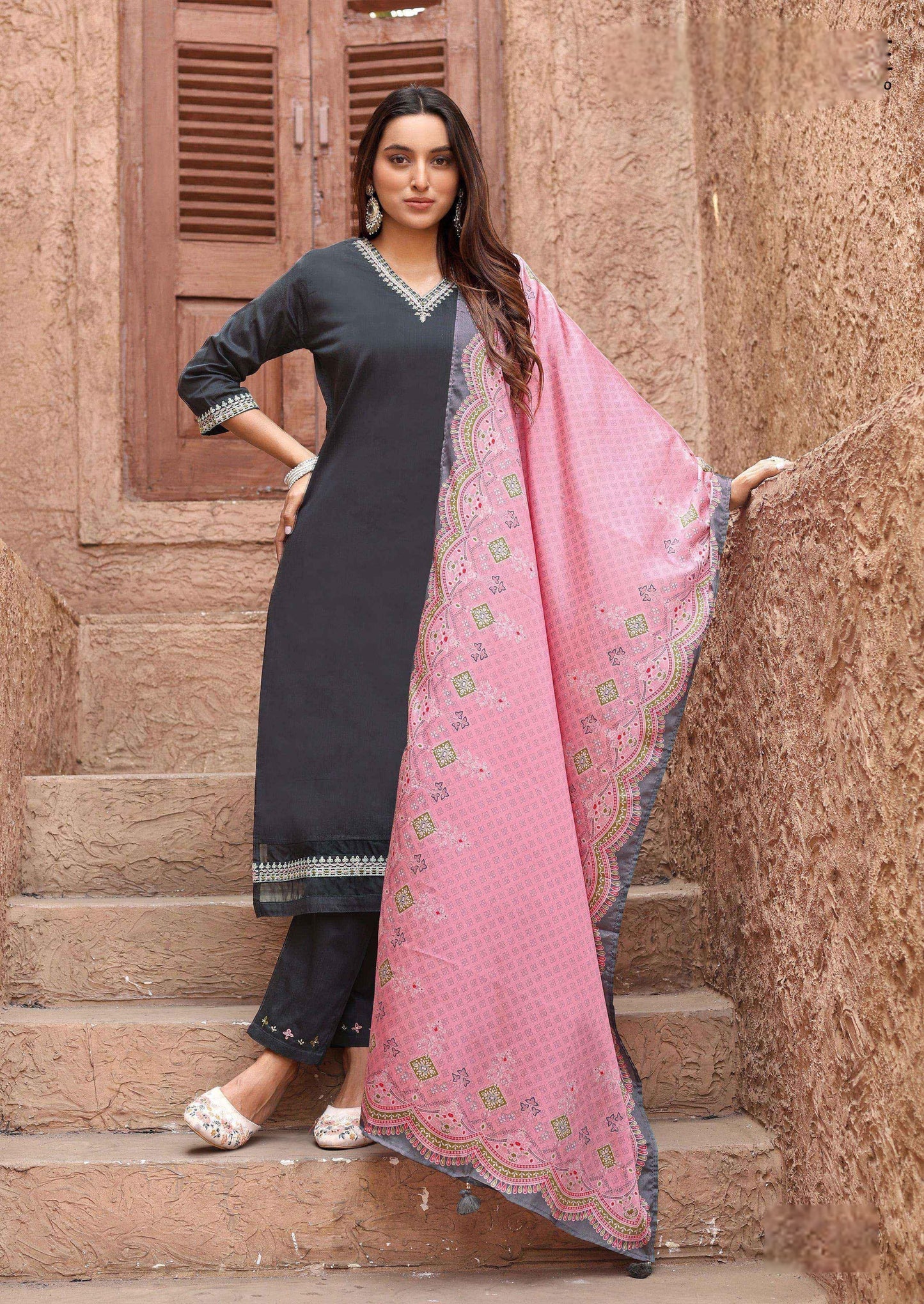 Subtle Shine, Everyday Fine
Make heads turn with elegant handwork and printed dupatta grace 💫👗
